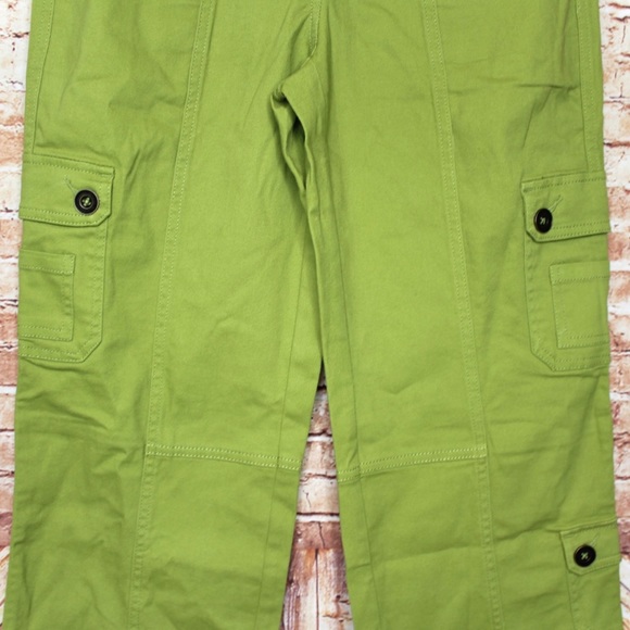 Metro Style | Y2K Loose Green Capri Cargo Pant - Picture 3 of 11